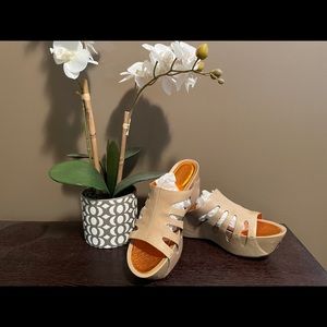 New Women’s Tsubo slides/Platform Sandals, 8.5